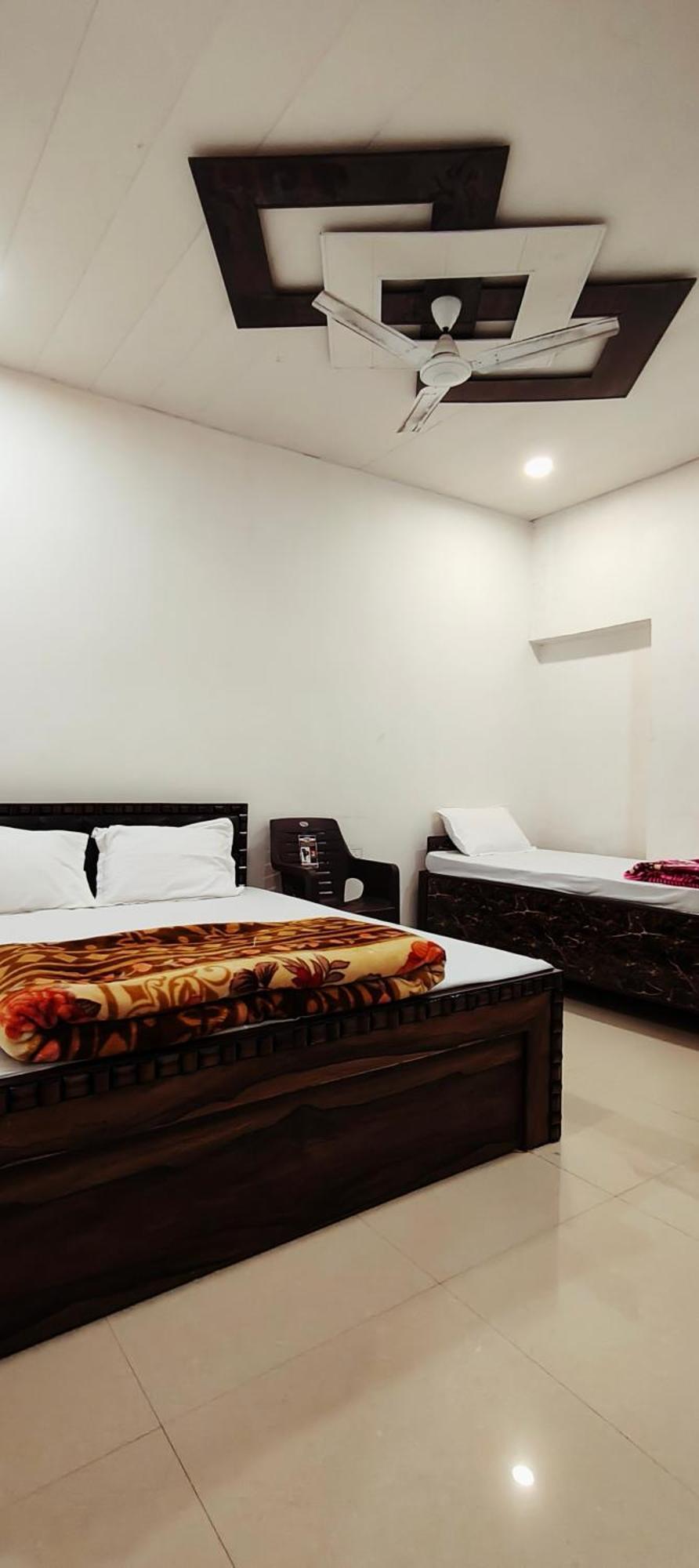 Madhuri Guest House Varanasi Bagian luar foto