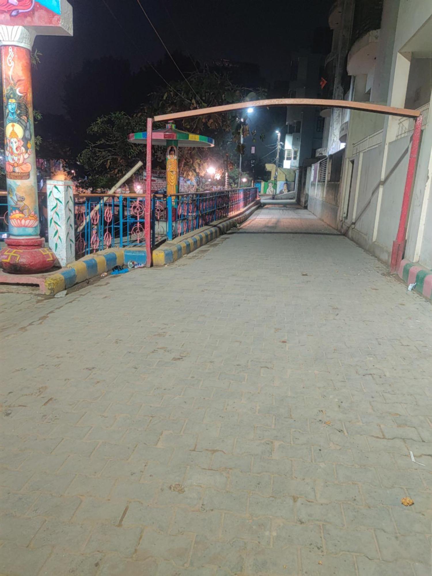 Madhuri Guest House Varanasi Bagian luar foto