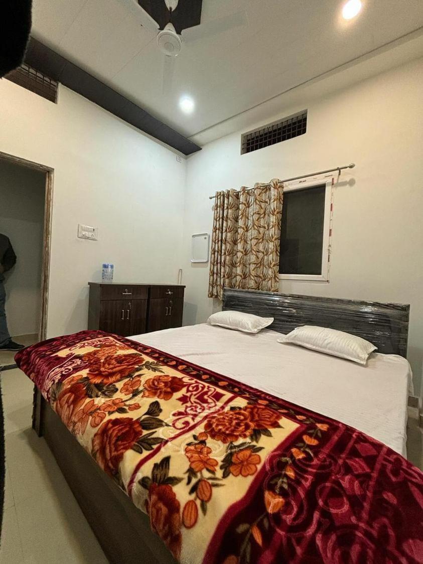 Madhuri Guest House Varanasi Bagian luar foto