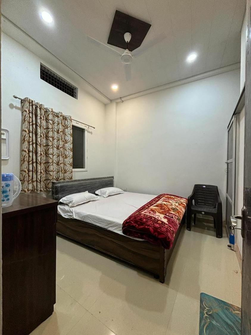 Madhuri Guest House Varanasi Bagian luar foto