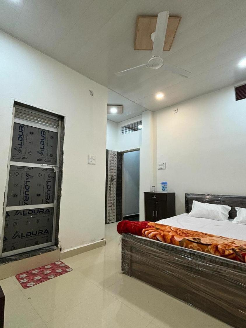 Madhuri Guest House Varanasi Bagian luar foto