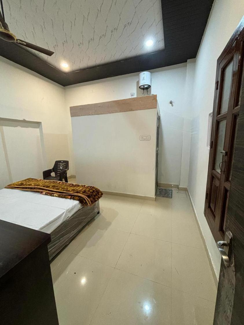 Madhuri Guest House Varanasi Bagian luar foto