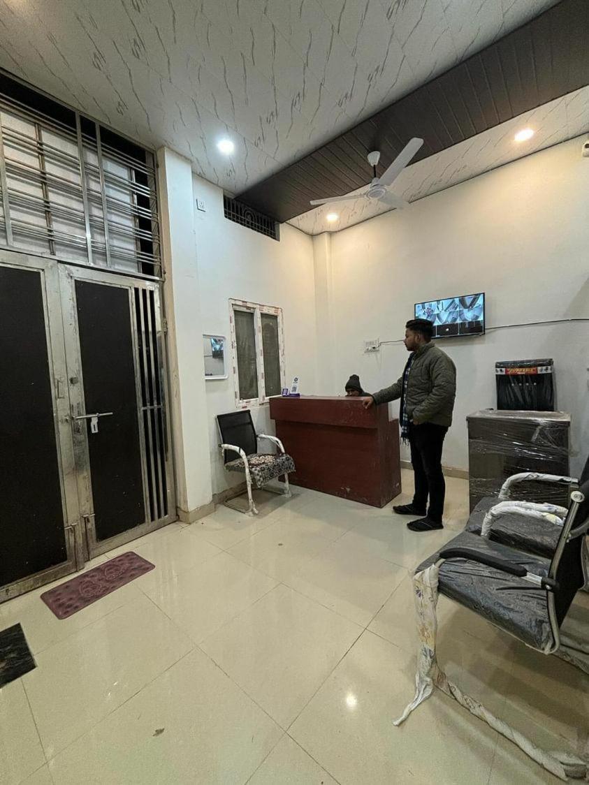 Madhuri Guest House Varanasi Bagian luar foto