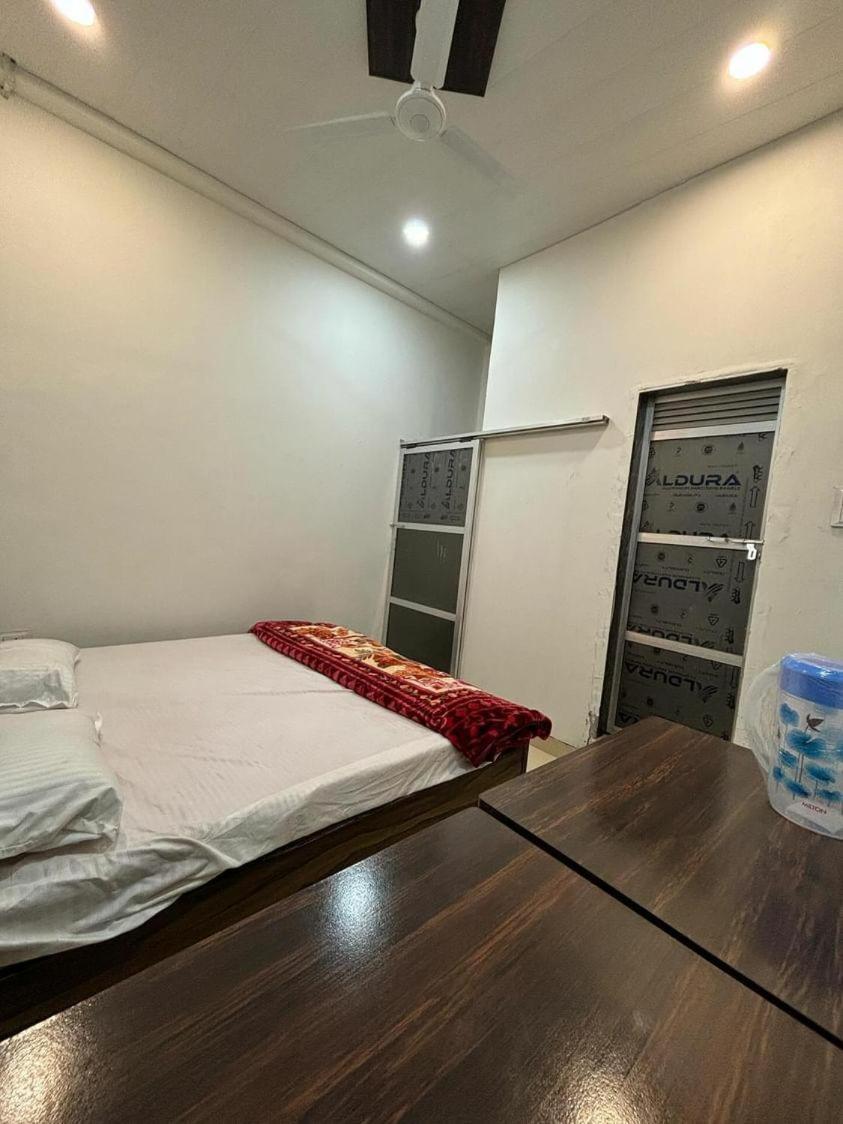 Madhuri Guest House Varanasi Bagian luar foto