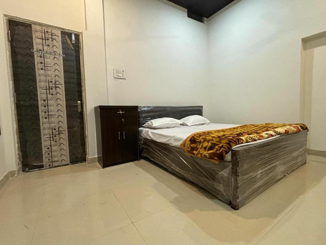 Madhuri Guest House Varanasi Bagian luar foto