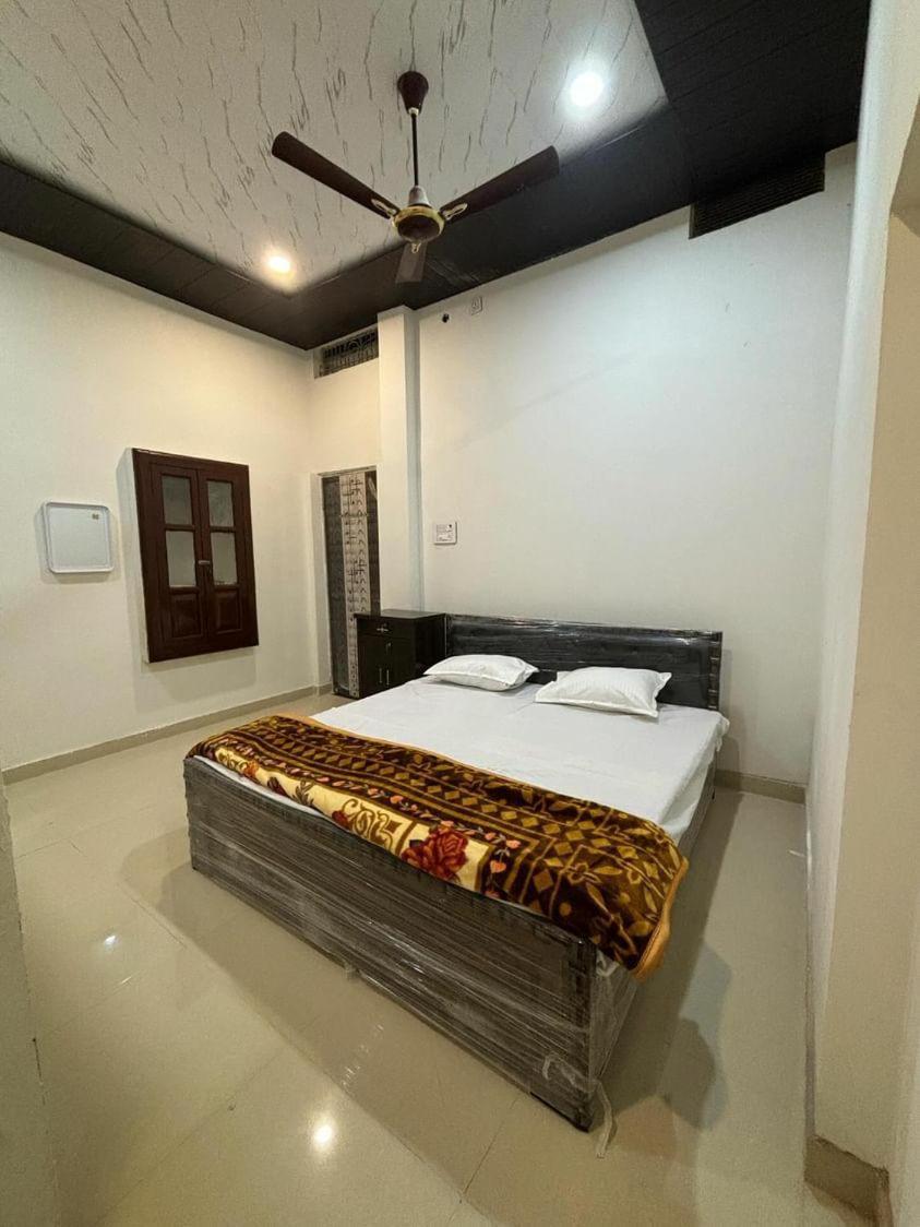 Madhuri Guest House Varanasi Bagian luar foto