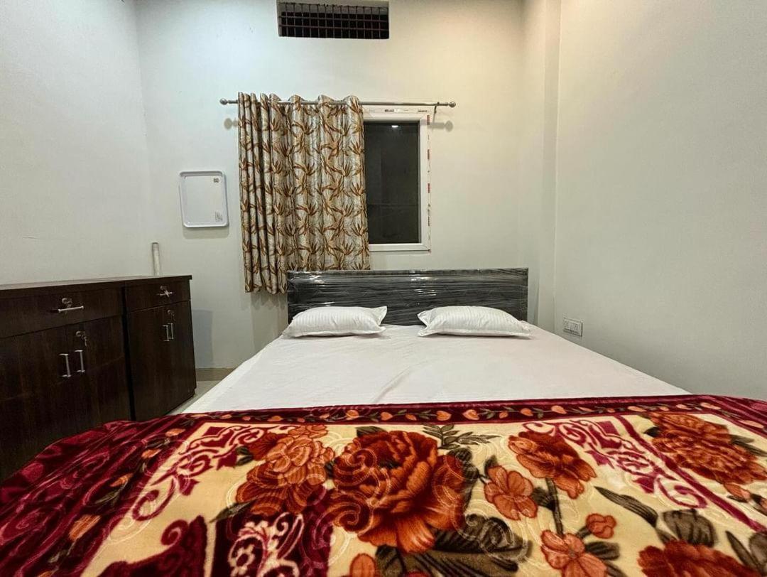 Madhuri Guest House Varanasi Bagian luar foto