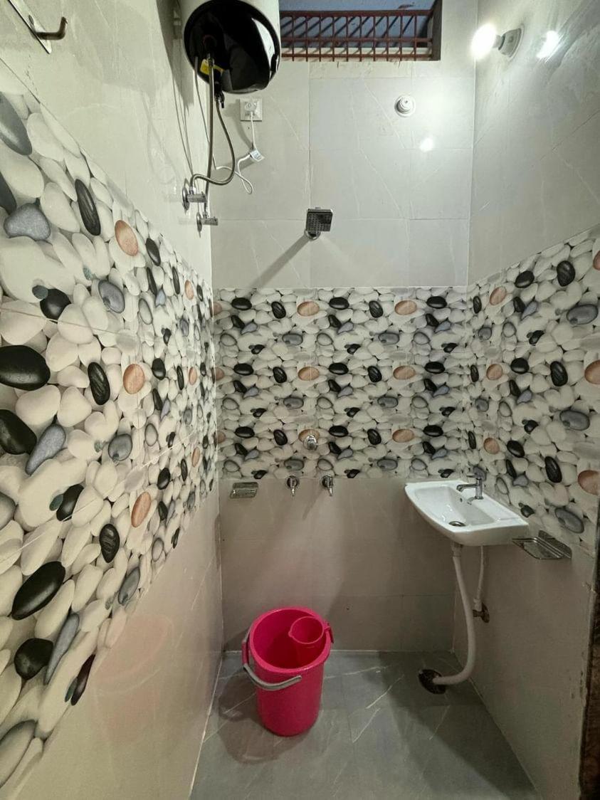 Madhuri Guest House Varanasi Bagian luar foto